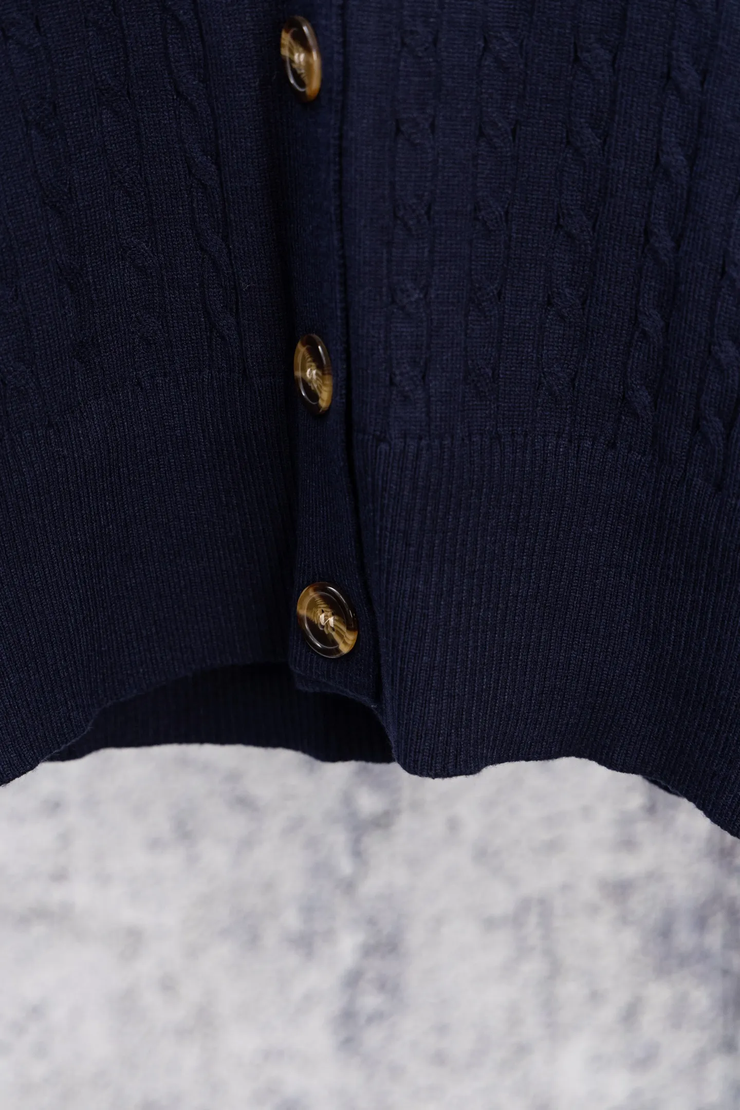 P190 Ralph Lauren Classic V-neck Solid Color Pony Embroidered Logo Knitted Cardigan Long Sleeve Ralph Lauren Classic Basic Versatile Twist Knitted Cardigan Long Sleeve Main supply platform live broadcast Wholesale entity Replenish when out of stock Not removed from the shelves Quality 1:1 patterning Complete three standards Correct version of pony logo Imported quality cotton yarn Focus on high-end Cost-effective Good quality Needless to say Zhao Lusi's same style is really amazing, so sweet I'm so beautiful. This cardigan is really good-looking. It's simple and easy to wear. It's a must-have for goddess ootd. Good-looking clothes are never picky. A must-have in the wardrobe of goddesses. Size: S-XL. Color: Navy blue, red, khaki, dark gray.